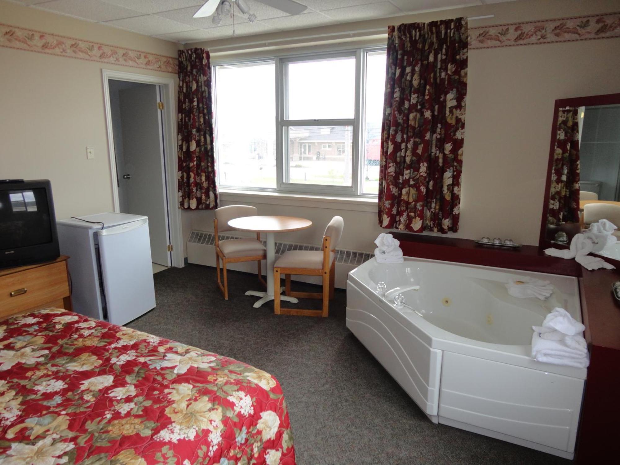 Canadas Best Value Inn Kapuskasing Exterior photo